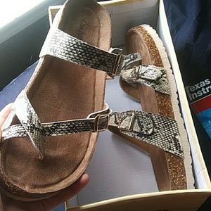 Outwoods snap skin beige combo sandals size 9